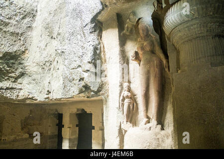 Figur einer weiblichen Form in Ellora Caves in der Nähe von Aurangabad, Maharashtra, Indien Stockfoto