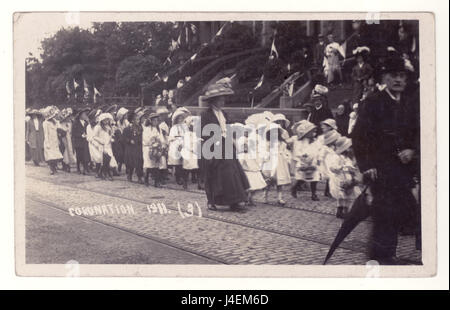 Postkarte von 1911 Kinderkoronationsparade, um die Krönung von König George V zu feiern, in Großbritannien Stockfoto
