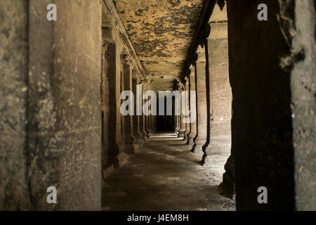 Säulenportikus Korridor an der Kailash Tempel in Ellora, Indien Stockfoto