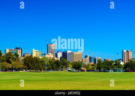 Adelaide, Australien - 14. April 2017: Adelaide Stadt Skyline Blick über die nördlichen Parks an einem hellen Tag Stockfoto