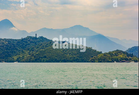 Schöne Landschaft von Sun Moon Lake am Morgen mit blauen Gebirgshintergrund Stockfoto