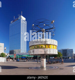 Weltzeituhr (Weltzeituhr) und Hotel Park Inn, Alexanderplatz-Platz, Berlin Mitte, Berlin, Deutschland, Europa Stockfoto