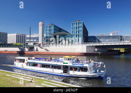 Ausflugsschiff auf der Spree entlang, Central Station (Hauptbahnhof), Berlin-Mitte, Berlin, Deutschland, Europa Stockfoto