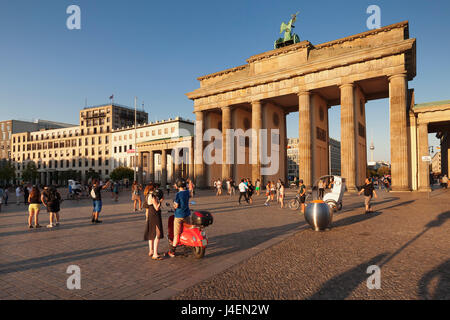 Brandenburger Tor (Brandenburger Tor) bei Sonnenuntergang, Platz des 18 Marz, Fernsehturm, Berlin-Mitte, Berlin, Deutschland, Europa Stockfoto