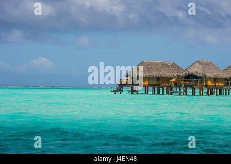 Wasserbungalows im Luxus-Hotel in Bora Bora, Gesellschaftsinseln, Französisch-Polynesien, Pazifik Stockfoto