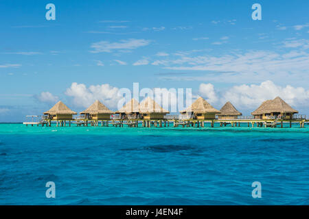 Wasserbungalows im Luxus-Hotel in Bora Bora, Gesellschaftsinseln, Französisch-Polynesien, Pazifik Stockfoto