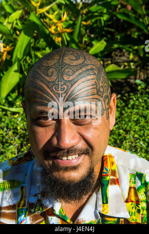 Mann mit traditionellen Marquesa Tatoos auf dem Kopf, Papeete, Tahiti, Gesellschaftsinseln, Französisch-Polynesien, Pazifik Stockfoto