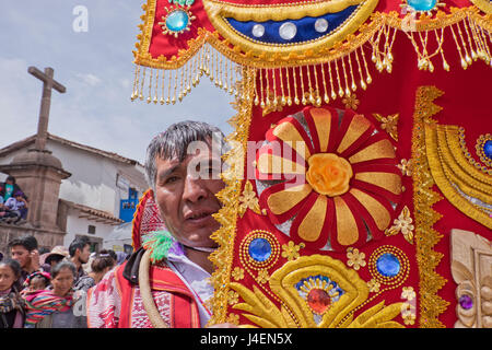 Tänzer und Publikum bei der San Jacinto Fiesta in Cusco, Peru, Südamerika Stockfoto