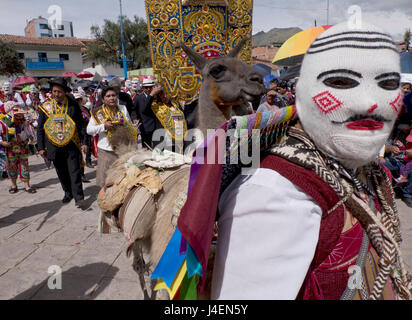 Tänzer und Publikum bei der San Jacinto Fiesta in Cusco, Peru, Südamerika Stockfoto