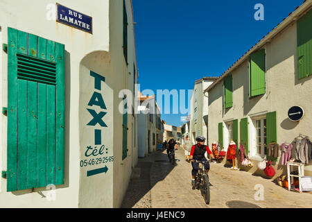 Radfahrer auf Rue Lamathe im westlichen Hauptort der Insel, Ars En Re, Ile de Re, Charente-Maritime, Frankreich, Europa Stockfoto