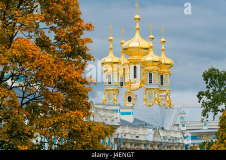 Blick auf die Kuppeln der Kapelle von der Katharinenpalast, UNESCO-Weltkulturerbe, Puschkin, in der Nähe von St. Petersburg, Russland Stockfoto