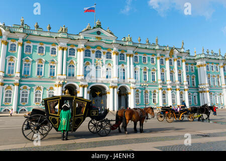 Pferdekutsche Kutschen vor dem Winterpalast (Eremitage), Schlossplatz, UNESCO, St. Petersburg, Russland Stockfoto