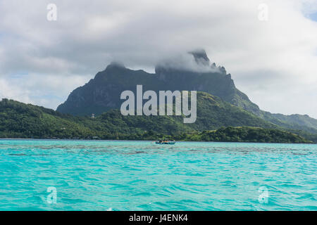 Das Vulkangestein in türkisfarbenen Lagune von Bora Bora, Gesellschaftsinseln, Französisch-Polynesien, Pazifik Stockfoto