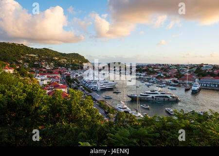 Blick über den Hafen von Gustavia, St. Barth (St. Barthelemy), kleine Antillen, West Indies, Karibik, Mittelamerika Stockfoto