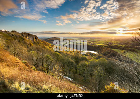 See Gormire und das Vale of York von Whitestone Cliffe, entlang der Cleveland Art und Weise, North Yorkshire, Yorkshire, England, UK Stockfoto