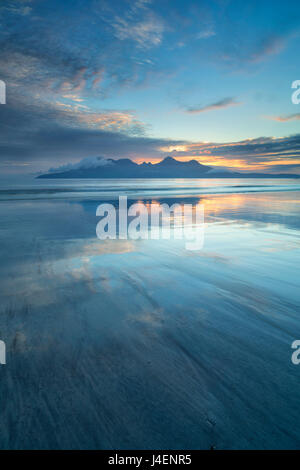 Sonnenuntergang über der Insel Rhum aus Bucht von Laig, Schottland, Vereinigtes Königreich, Europa Stockfoto