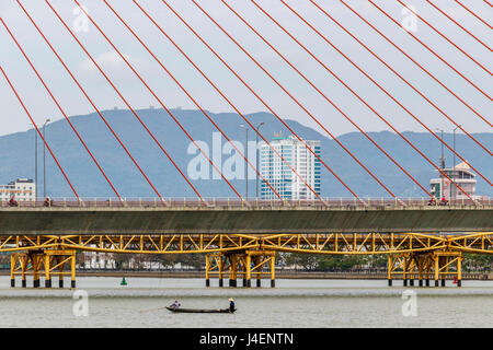 Boot vorbei Hängebrücke auf Song Han Fluss Danang Zentralvietnam Stockfoto