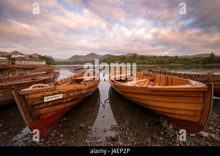 Ruderboote am Ufer des Derwentwater im Lake District, Cumbria, England UK Stockfoto