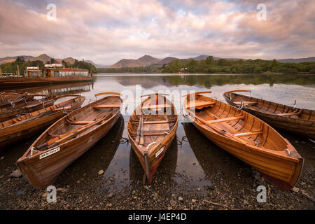 Ruderboote am Ufer des Derwentwater im Lake District, Cumbria, England UK Stockfoto