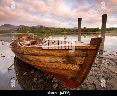 Ruderboote am Ufer des Derwentwater im Lake District, Cumbria, England UK Stockfoto