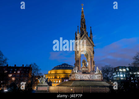 Albert Memorial und Albert Hall in der Abenddämmerung, Kensington, London, England, Vereinigtes Königreich, Europa Stockfoto