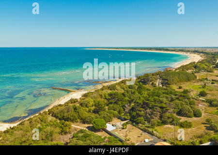 Blick von Osten aus Le Phare des Baleines (Leuchtturm der Wale) am westlichen Zipfel der Insel, Ile de Ré, Charente-Maritime, Frankreich Stockfoto