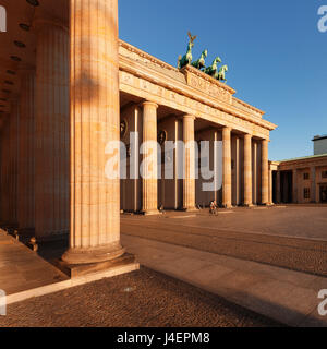 Brandenburger Tor (Brandenburger Tor) bei Sonnenaufgang, Quadriga, Berlin Mitte, Berlin, Deutschland, Europa Stockfoto