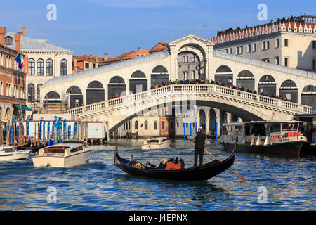 Gondel auf dem Canal Grande und die Rialto-Brücke im Winter, Venedig, UNESCO World Heritage Site, Veneto, Italien, Europa Stockfoto