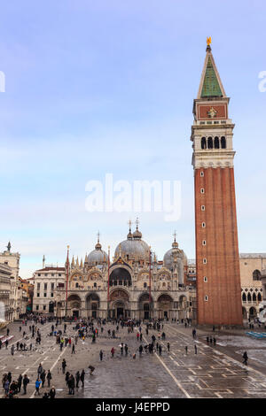 Basilika und Campanile, Markusplatz, erhöhte Ansicht vom Museo Correr, Venedig, UNESCO-Weltkulturerbe, Veneto, Italien Stockfoto