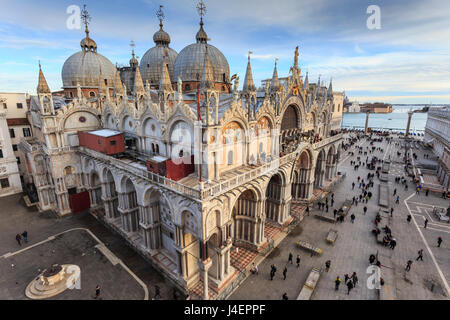 Basilika San Marco, erhöhten Blick vom Torre Orologio, späten Nachmittag Sonne im Winter, UNESCO, Veneto, Venedig, Italien Stockfoto