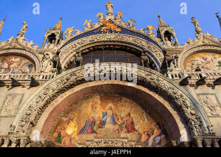 Basilika San Marco golden außen Mosaiken in der späten Nachmittagssonne im Winter, zum UNESCO-Weltkulturerbe, Veneto, Venedig, Italien Stockfoto