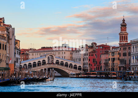 Rialto-Brücke am Canal Grande bei Sonnenuntergang im Winter, Venedig, UNESCO-Weltkulturerbe, Veneto, Italien, Europa