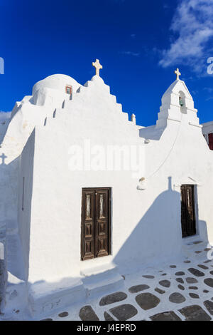 Weiß getünchte Panagia Paraportiani, Mykonos berühmteste Kirche, unter blauem Himmel, Mykonos-Stadt (Chora), Mykonos, Kykladen, Griechenland Stockfoto