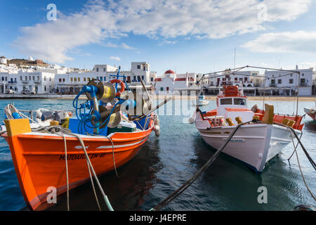 Bunte Boote im Hafen, weiß getünchten Mykonos-Stadt (Chora) mit Windmühlen und Kirchen, Mykonos, Cyclades, griechische Inseln Stockfoto