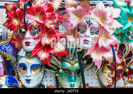 Bunte Masken für den Karneval von Venedig, berühmten Festivals weltweit, Venedig, Veneto, Italien, Europa Stockfoto