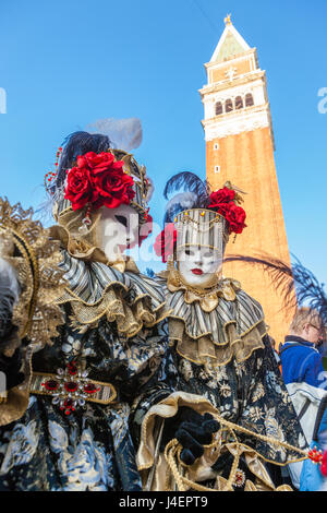 Bunte Masken und Kostüme für den Karneval von Venedig, berühmten Festivals weltweit, Venedig, Veneto, Italien, Europa Stockfoto