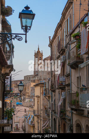 Straßenlaternen und Häuser in den typischen Gassen der alten Stadt, Caltagirone, Provinz von Catania, Sizilien, Italien, Europa Stockfoto