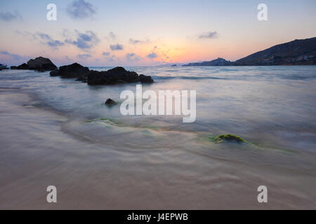 Das letzte Licht des Sonnenuntergangs spiegeln sich auf den Wellen des Meeres und Sandstrand, Licata, Provinz Agrigento, Sizilien, Italien Stockfoto