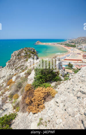 Die Felsen umrahmen das türkisblaue Meer und die sandigen Strand von Licata, Provinz Agrigento, Sizilien, Italien, Mittelmeer, Europa Stockfoto