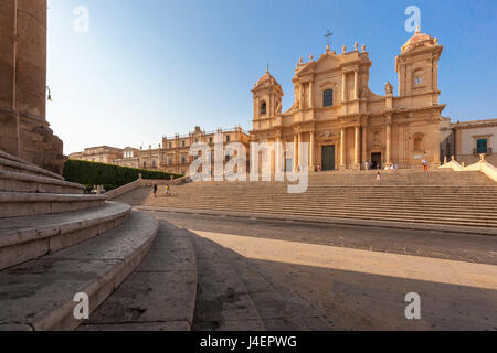 Treppe rahmt die alte Fassade der Cattedrale di San Nicola di Mira, Noto, UNESCO, Provinz von Syrakus, Sizilien, Italien Stockfoto