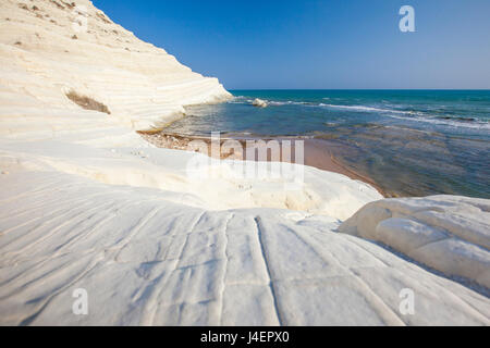 Kreidefelsen bekannt als Scala dei Turchi umrahmen das türkisfarbene Meer, Porto Empedocle, Provinz Agrigento, Italien Stockfoto