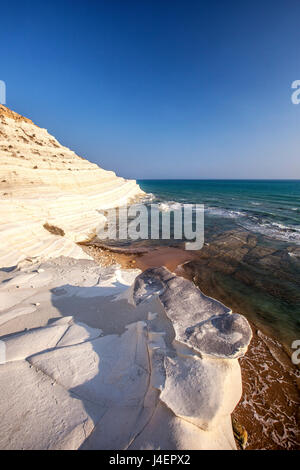 Kreidefelsen bekannt als Scala dei Turchi umrahmen das türkisfarbene Meer, Porto Empedocle, Provinz Agrigento, Italien Stockfoto