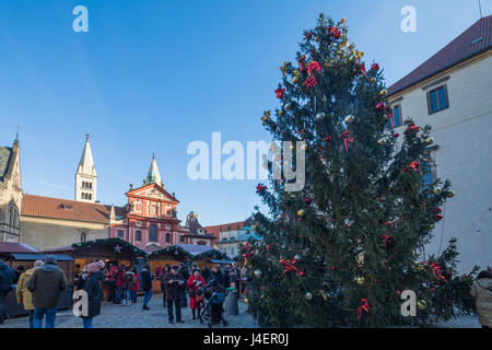 Ein geschmückter Weihnachtsbaum rahmt das St. George Church, Prag, Tschechische Republik, Europa Stockfoto