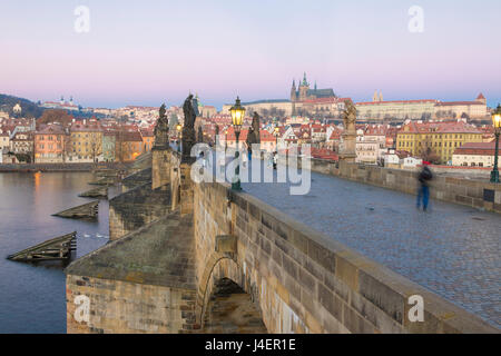 Menschen auf die historische Karlsbrücke auf Moldau bei Dämmerung, UNESCO-Weltkulturerbe, Prag, Tschechische Republik, Europa Stockfoto