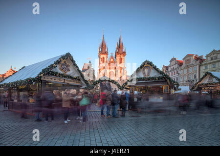 Touristen auf den Weihnachtsmärkten mit Blick auf die Kathedrale von St. Veit, Altstädter Ring, Prag, Tschechische Republik, Europa Stockfoto