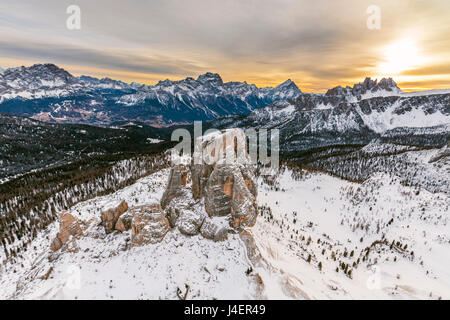 Luftbild von der verschneiten Bergrücken den Cinque Torri bei Dämmerung, Dolomiten, Cortina d ' Ampezzo, Provinz Belluno, Region Venetien, Italien Stockfoto