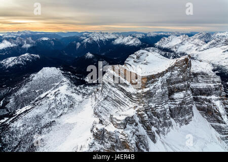 Luftaufnahme der felsige Gipfel des Monte Pelmo im Morgengrauen, Zoldo, Dolomiten, Provinz Belluno, Region Venetien, Italien, Europa Stockfoto