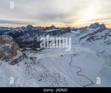 Luftaufnahme von den schneebedeckten Gipfeln der Giau Pass, Cortina d ' Ampezzo, Dolomiten, Provinz Belluno, Region Venetien, Italien, Europa Stockfoto