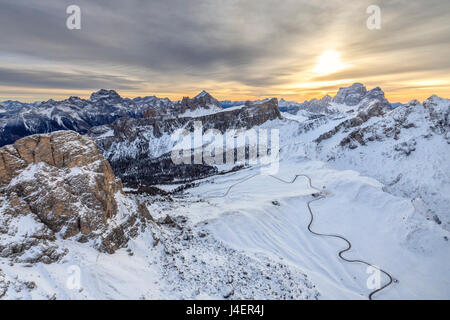 Luftaufnahme von den schneebedeckten Gipfeln der Giau Pass Ra Gusela und Lastoi De Formin, Cortina d ' Ampezzo, Dolomiten, Veneto, Italien, Europa Stockfoto