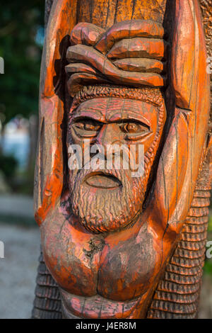 Hand geschnitzte hölzerne Statuen Im Zentrum von Noumea, Neukaledonien, Pazifik Stockfoto